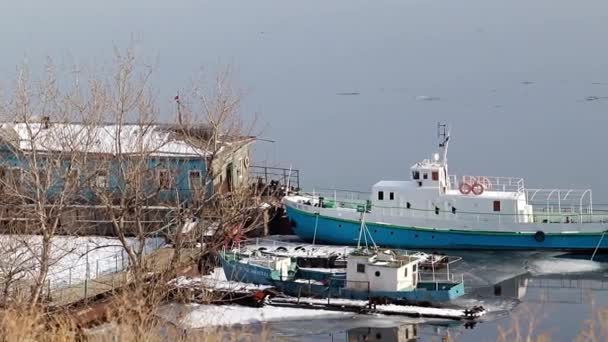 Riva Innevata Fiume Invernale Una Piccola Nave — Video Stock