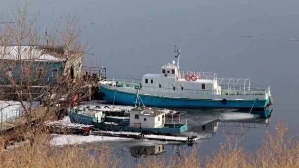 Riva Innevata Fiume Invernale Una Piccola Nave — Video Stock