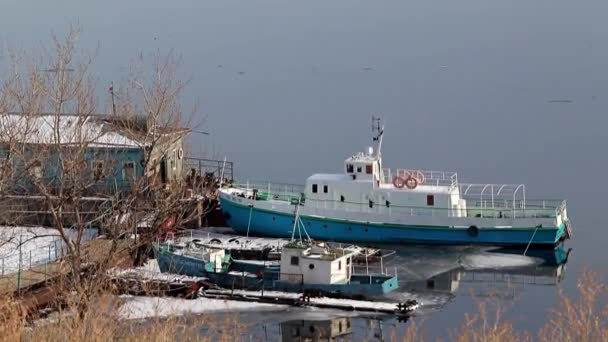 Rivage Enneigé Une Rivière Hiver Petit Navire — Video