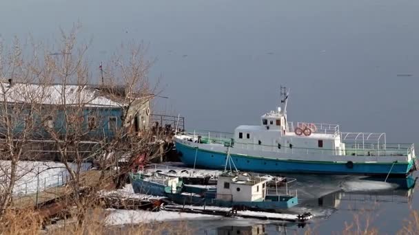 冬天河和小船的雪岸 — 图库视频影像