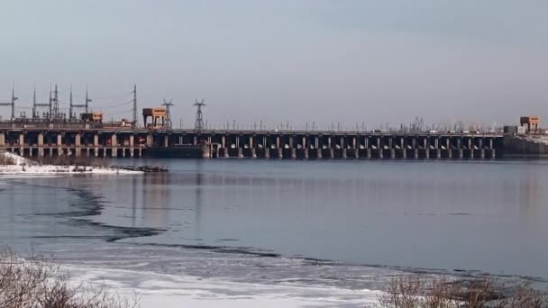 Structuren Gebouwen Van Een Waterkrachtcentrale Wolga Rivier Rusland Winterseizoen — Stockvideo