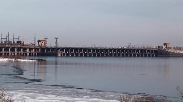 Structuren Gebouwen Van Een Waterkrachtcentrale Wolga Rivier Rusland Winterseizoen — Stockvideo