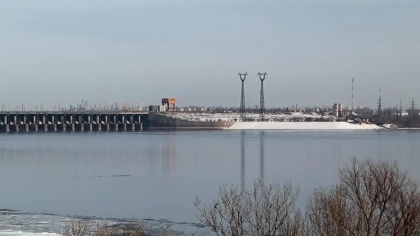 Structuren Gebouwen Van Een Waterkrachtcentrale Wolga Rivier Rusland Winterseizoen — Stockvideo
