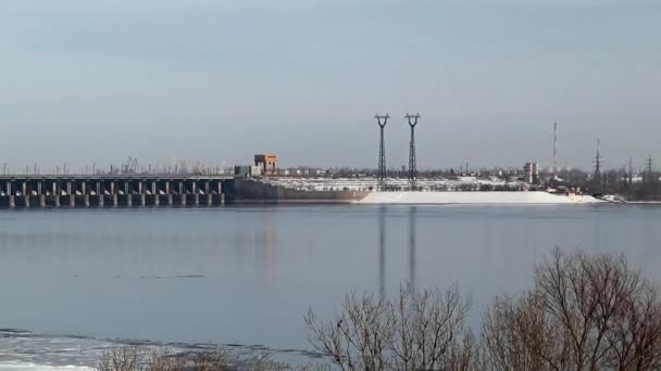 Estruturas Edifícios Uma Central Hidroeléctrica Rio Volga Rússia Época Inverno — Vídeo de Stock