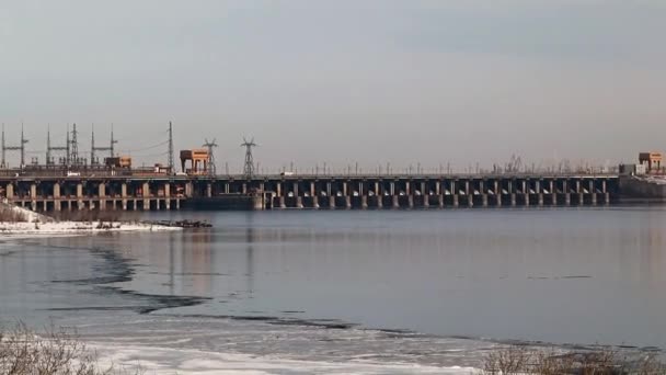 Structuren Gebouwen Van Een Waterkrachtcentrale Wolga Rivier Rusland Winterseizoen — Stockvideo