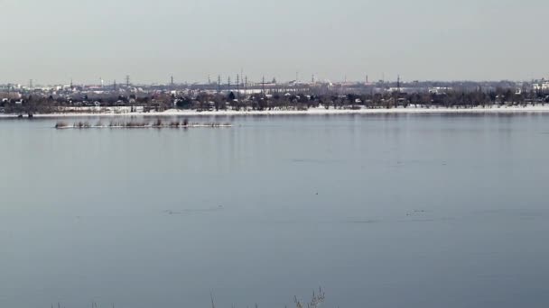 Edifícios Cidade Pelo Rio Inverno — Vídeo de Stock