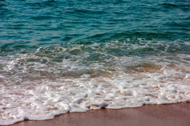 bir yaz öğleden sonra Akdeniz kıyısında kumlu plaj