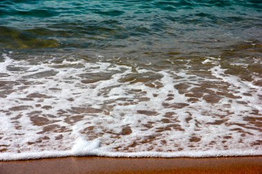 bir yaz öğleden sonra Akdeniz kıyısında kumlu plaj