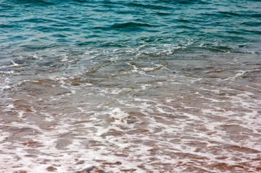 bir yaz öğleden sonra Akdeniz kıyısında kumlu plaj