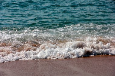 bir yaz öğleden sonra Akdeniz kıyısında kumlu plaj