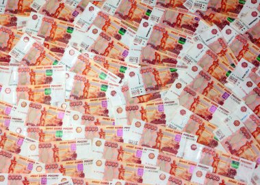 bir grup Rus beş bin ruble faturaları ticaret sisteminin bir parçası olarak