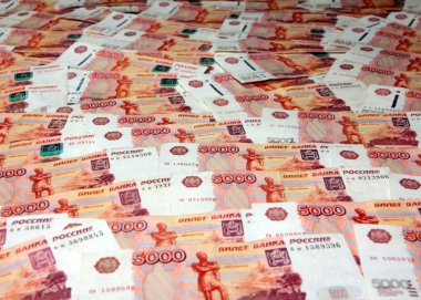 bir grup Rus beş bin ruble faturaları ticaret sisteminin bir parçası olarak