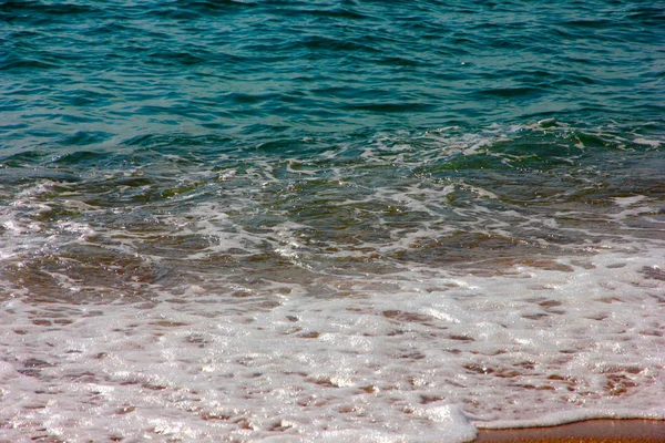 Αμμώδη Παραλία Στις Ακτές Της Μεσογείου Ένα Απόγευμα Του Καλοκαιριού — Φωτογραφία Αρχείου