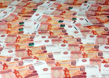 bir grup Rus beş bin ruble faturaları ticaret sisteminin bir parçası olarak
