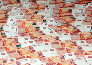 bir grup Rus beş bin ruble faturaları ticaret sisteminin bir parçası olarak