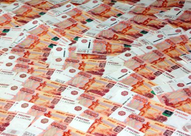 bir grup Rus beş bin ruble faturaları ticaret sisteminin bir parçası olarak