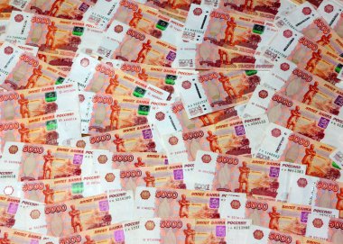 bir grup Rus beş bin ruble faturaları ticaret sisteminin bir parçası olarak