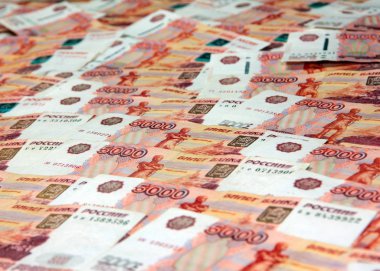 bir grup Rus beş bin ruble faturaları ticaret sisteminin bir parçası olarak