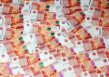 bir grup Rus beş bin ruble faturaları ticaret sisteminin bir parçası olarak