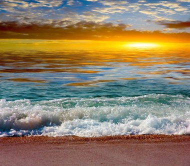 Akşam gökyüzü karşı güzel kumlu deniz plaj