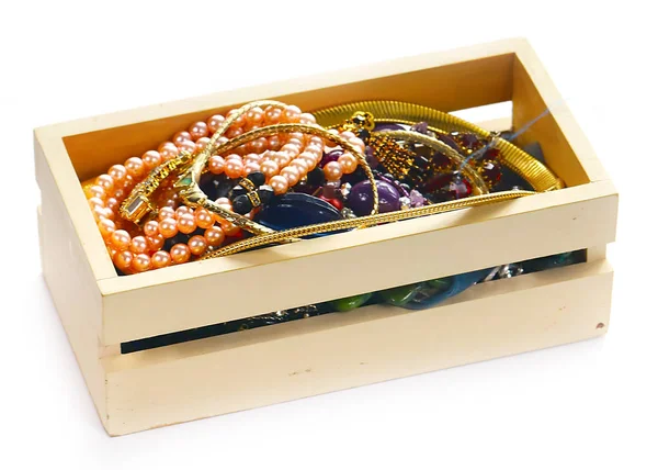 宝石と純金製品で木製の箱 — ストック写真