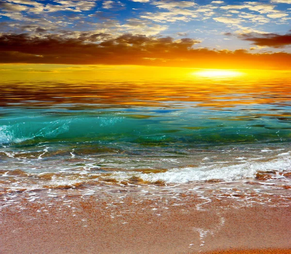 Schöner Sandstrand Meer Gegen Den Abendhimmel — Stockfoto