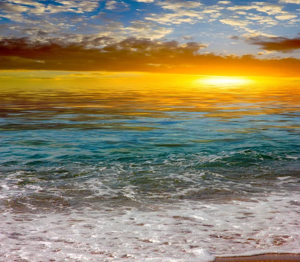 Schöner Sandstrand Meer Gegen Den Abendhimmel — Stockfoto