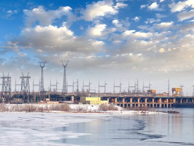 Yapılar ve Binalar Hidroelektrik Santrali kış nehrinde Volga, Rusya Federasyonu