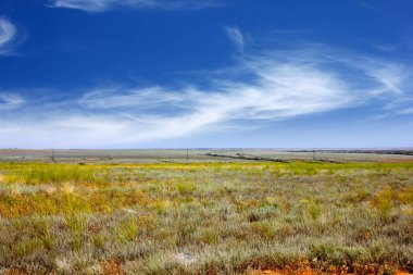Bozkır yüzey ve yaz doğal peyzaj bir parçası olarak gökyüzü