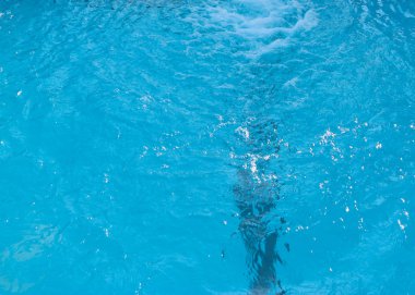 kiremitli kat ve havuz temiz temiz su