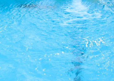 kiremitli kat ve havuz temiz temiz su