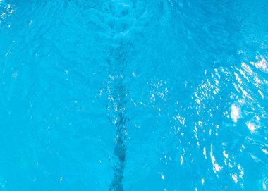 kiremitli kat ve havuz temiz temiz su