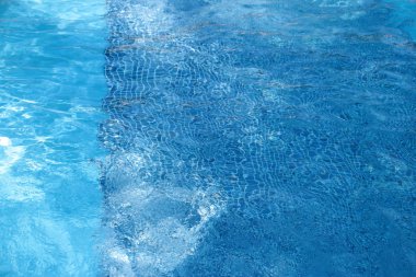 kiremitli kat ve havuz temiz temiz su