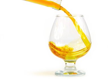 su sıçramalarına ve güçlü alkollü içecek bir bardak dökme damlaları