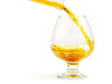 su sıçramalarına ve güçlü alkollü içecek bir bardak dökme damlaları