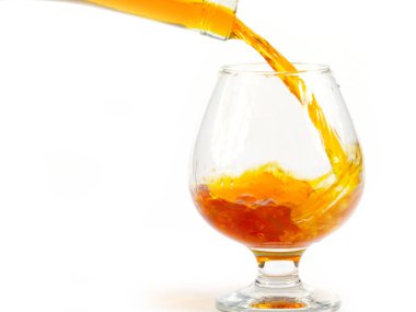 su sıçramalarına ve güçlü alkollü içecek bir bardak dökme damlaları