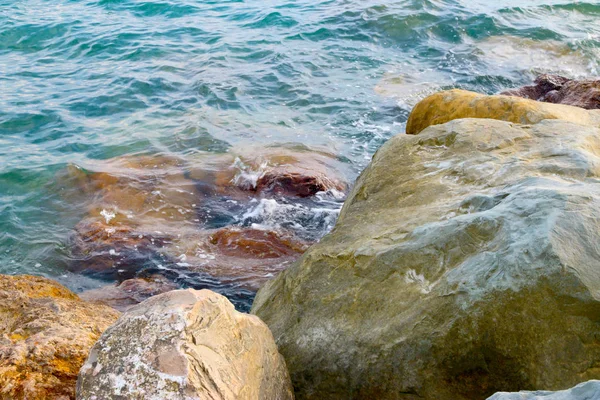 Природний Пляж Камінням Чистою Морською Водою — стокове фото