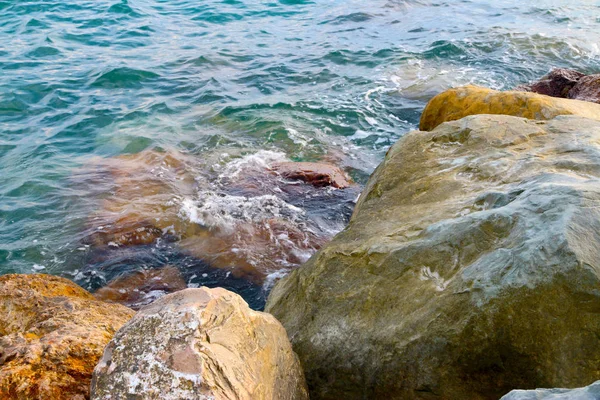 Природний Пляж Камінням Чистою Морською Водою — стокове фото