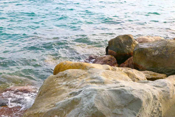 Природний Пляж Камінням Чистою Морською Водою — стокове фото