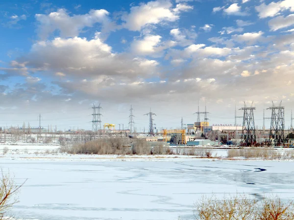 構造や冬の川ヴォルガ ロシアの水力発電所の建物 — ストック写真