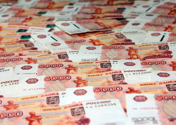 Ett Gäng Ryska Fem Tusen Rubel Räkningar Som Del Ekonomin — Stockfoto