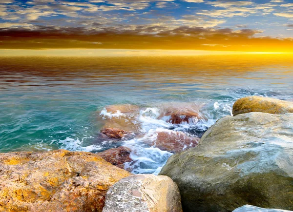 Akdeniz Güzel Bir Gökyüzü Altında Kayalık Plaj — Stok fotoğraf