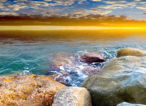 Playa Rocosa Mar Mediterráneo Bajo Hermoso Cielo — Foto de Stock