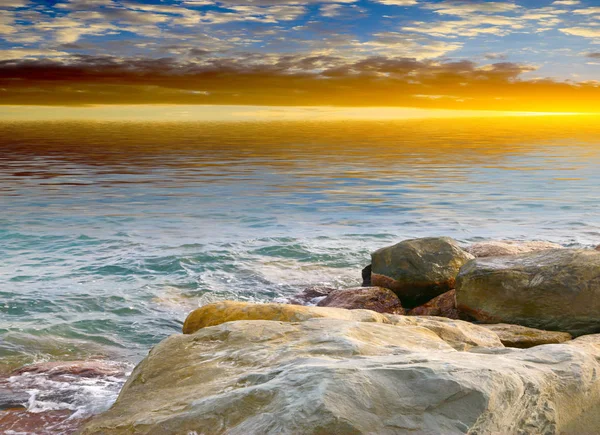 Playa Rocosa Mar Mediterráneo Bajo Hermoso Cielo — Foto de Stock