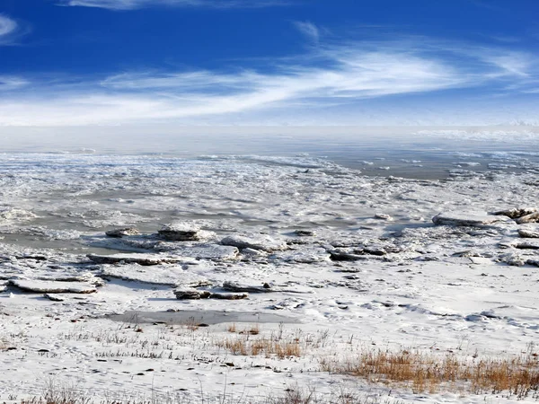 Sněhem Pokrytá Pobřeží Ledové Vody Přehrady Pod Zimní Obloha — Stock fotografie