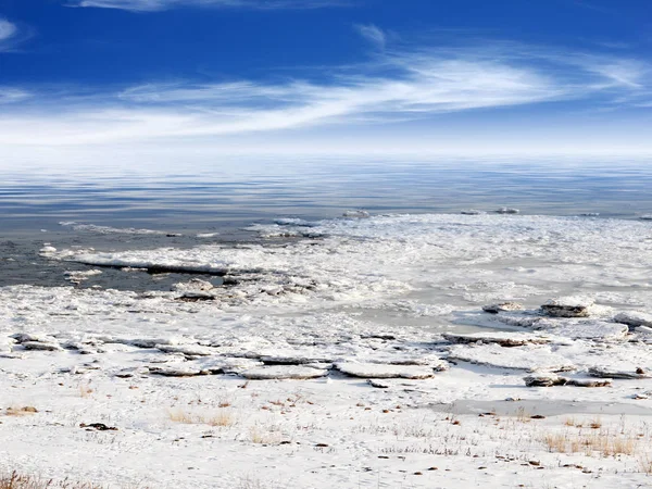 Snow Covered Coast Icy Water Reservoir Winter Sky — Stock Photo, Image