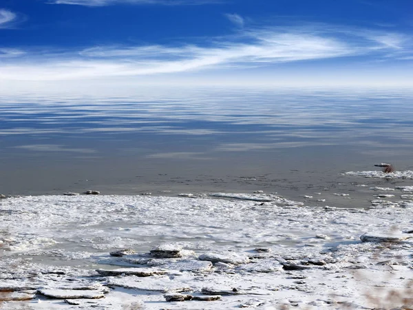 Snow Covered Coast Icy Water Reservoir Winter Sky — Stock Photo, Image