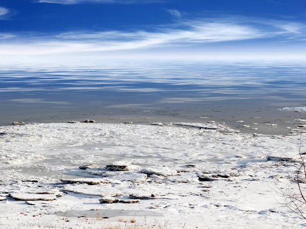 Kust Besneeuwde Ijzige Water Van Het Reservoir Onder Hemel Winter — Stockfoto