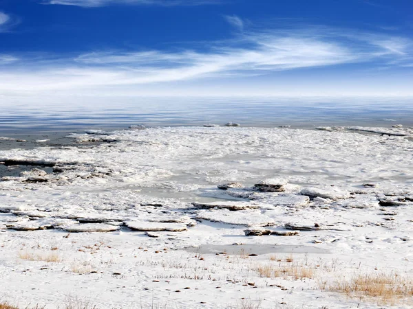 Заснеженное Побережье Ледяная Вода Водохранилища Зимним Небом — стоковое фото