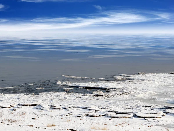 Costa Coberta Neve Água Gelada Reservatório Sob Céu Inverno — Fotografia de Stock